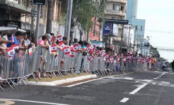 Público acompanha celebração cívica na região central de Marília