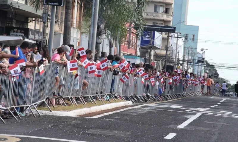 Público acompanha celebração cívica na região central de Marília