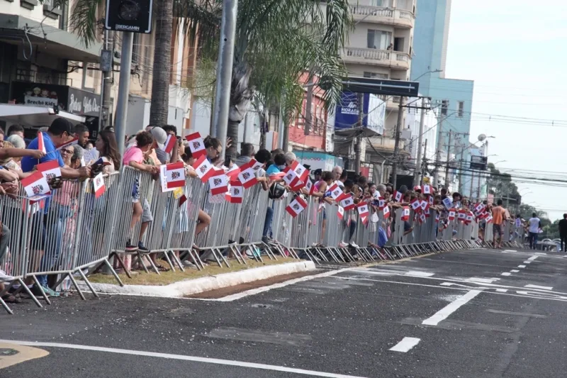 Público acompanha celebração cívica na região central de Marília
